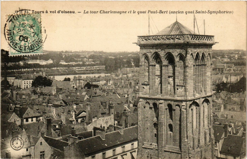 Carte postale ancienne Tours a vol d'Oiseau - La tour Charlemagne et le quai Paul-Bert à Tours