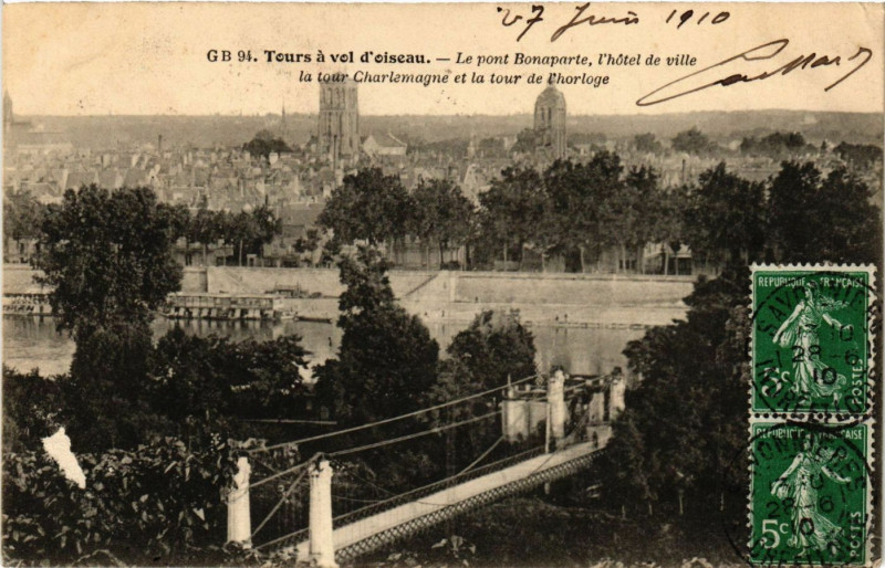 Carte postale ancienne Tours a vold'oiseau - Le Pont Bonaparte l'hotel de ville la tour... à Tours