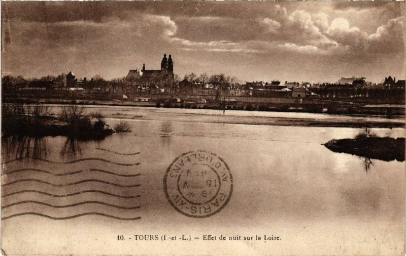 Carte postale ancienne Tours - Effet de nuit sur la Loire à Tours