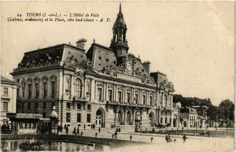 Carte postale ancienne Tours - L'Hotel de Ville et la Place coté Sud-Ouest à Tours