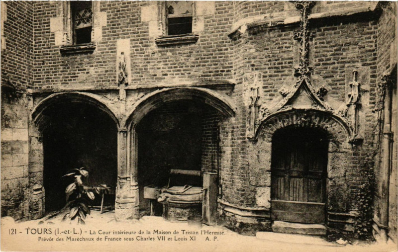 Carte postale ancienne Tours - La Cour intérieure de la Maison de Tristan à Tours