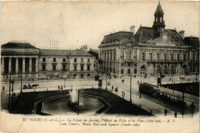 Carte postale ancienne Tours - Le Palais de Justice l'Hotel de Ville et la Place à Tours