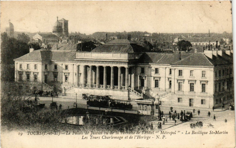 Carte postale ancienne Tours - Le Palais de Justice ou de la Terrasse de l'Hotel à Tours