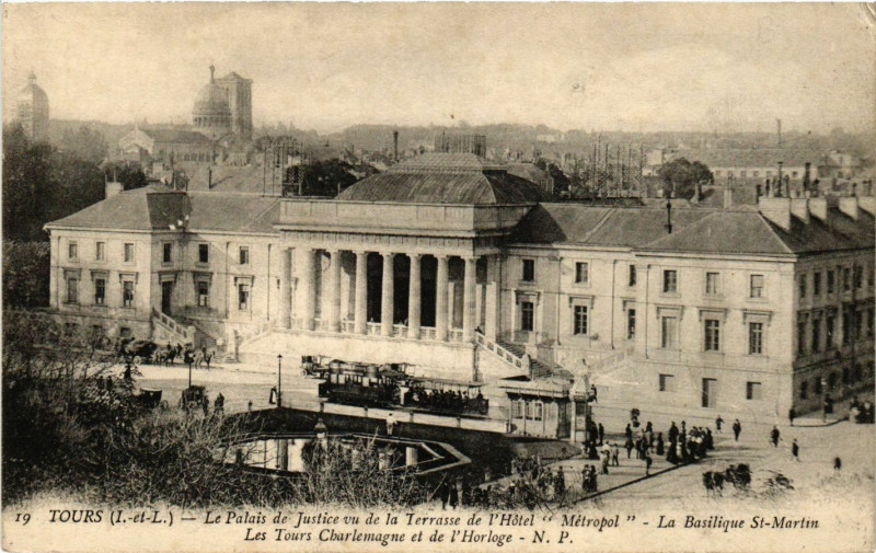 Carte postale ancienne Tours - Le Palais de Justice vu de la Terrasse de l'Hotel à Tours