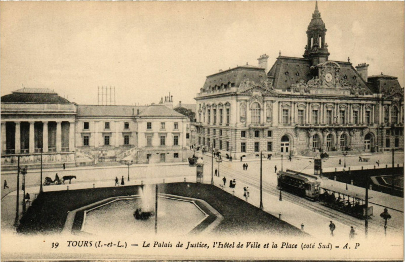Carte postale ancienne Tours - Le Palais de Justice l'Hotel de Ville et la Place à Tours