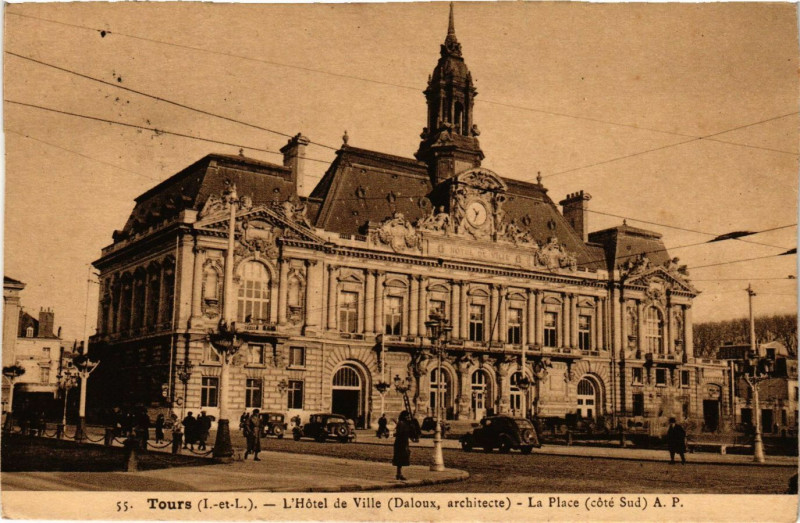 Carte postale ancienne Tours - L'Hotel de Ville (Daloux arch.) - La Place (coté.. à Tours