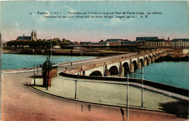 Carte postale ancienne Tours -Panorama sur la Loire et le grand Pont de Pierre... à Tours