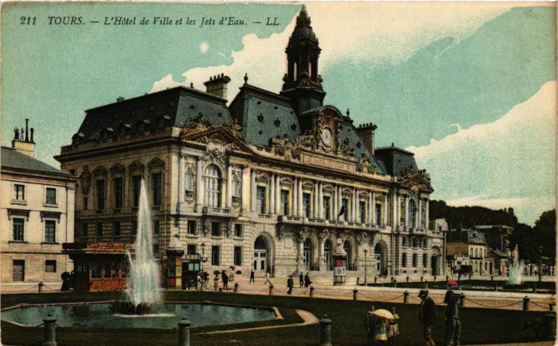 Carte postale ancienne Tours - L'Hotel de Ville et les Jets d'Eau à Tours