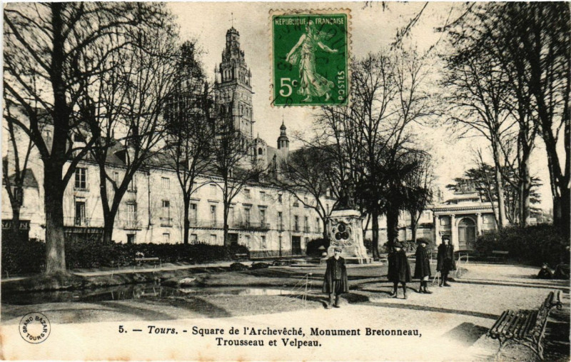 Carte postale ancienne Tours - Square de l'Archeveche Monument Bretonneau à Tours