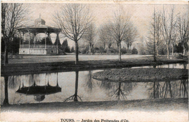 Carte postale ancienne Tours - Jardin des Prebendes d'Oe à Tours
