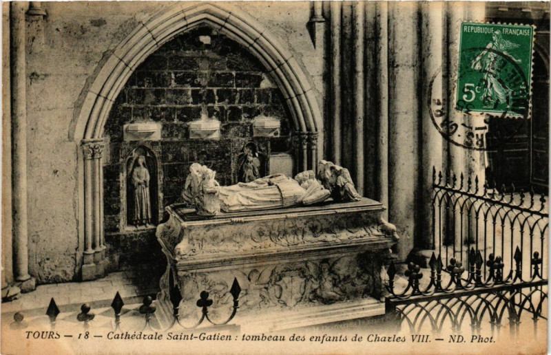 Carte postale ancienne Tours Cathedrale St-Gatien tombeau des enfants de Charles Viii à Tours