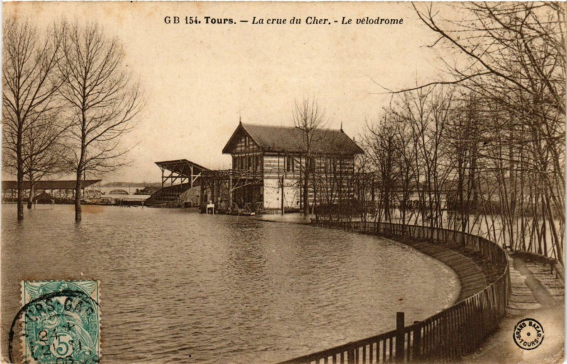 Carte postale ancienne Tours - La crue du Cher Le velodrome à Tours
