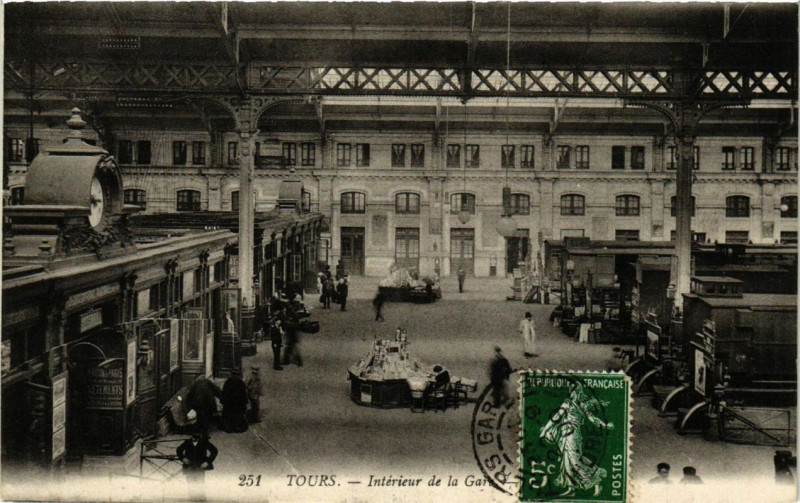 Carte postale ancienne Tours - Intérieur de la Gare à Tours
