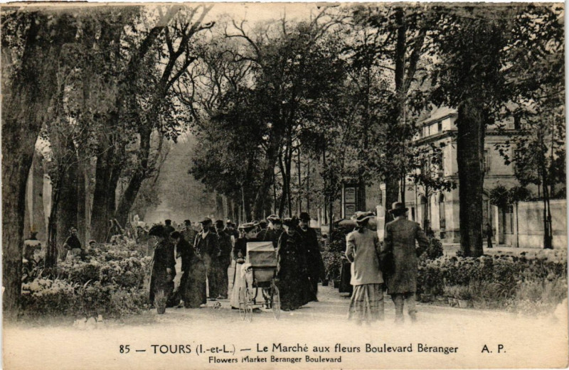 Carte postale ancienne Tours - Le Marche aux fleurs Boulevard Beranger à Tours