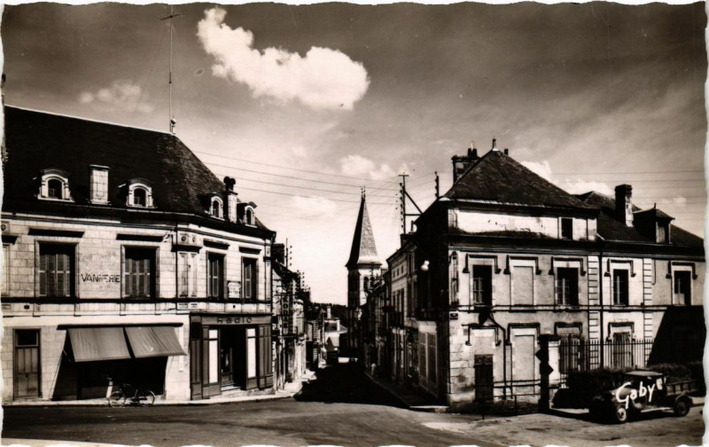 Carte postale ancienne Preuilly-sur-Claise La Rue Principale et l'Eglise à Preuilly-sur-Claise