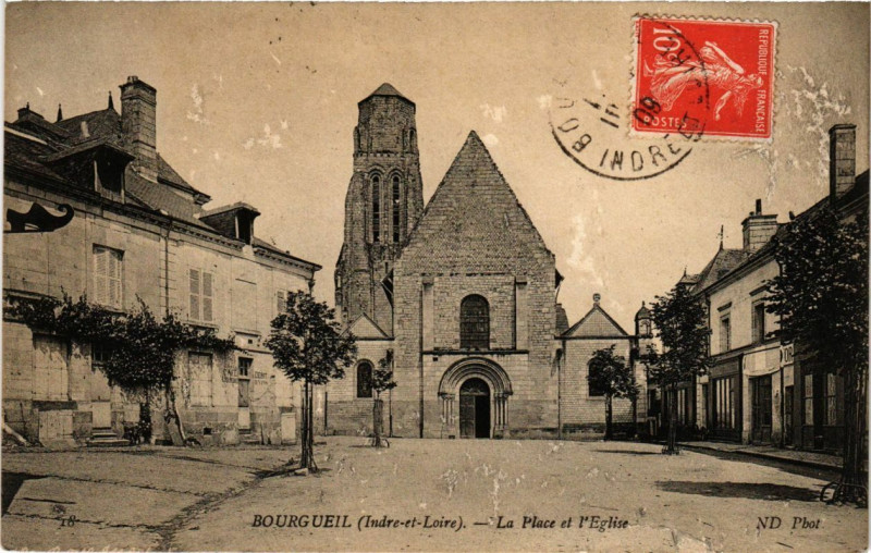 Carte postale ancienne Bourgueil - La Place et l'Eglise à Bourgueil