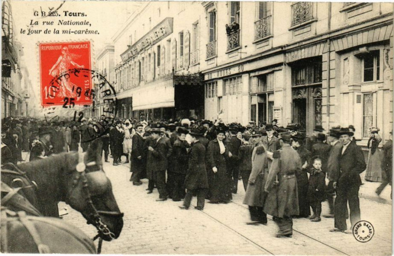 Carte postale ancienne Tours - La rue Nationale le jour de la mi-careme à Tours