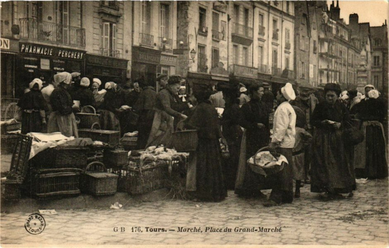 Carte postale ancienne Tours - Marché Place du Grand-Marché à Tours
