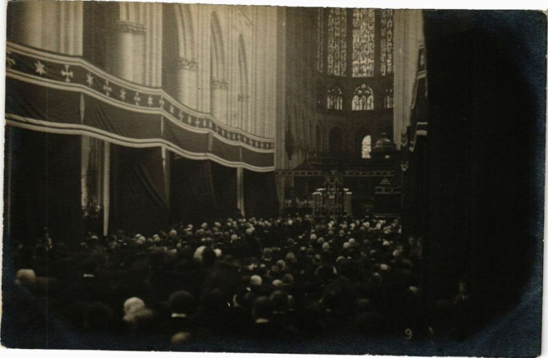 Carte postale ancienne Carte photo Tours - Messe Intérieur de l'Eglise à Tours