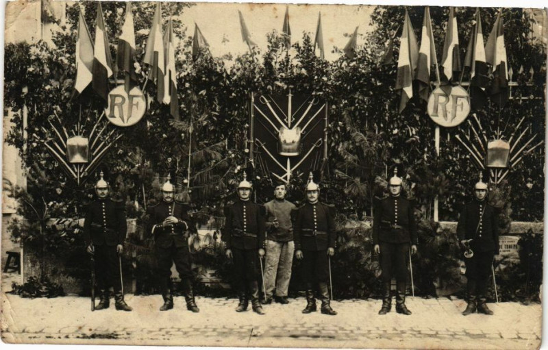 Carte postale ancienne Tours - Soldats en costume à Tours