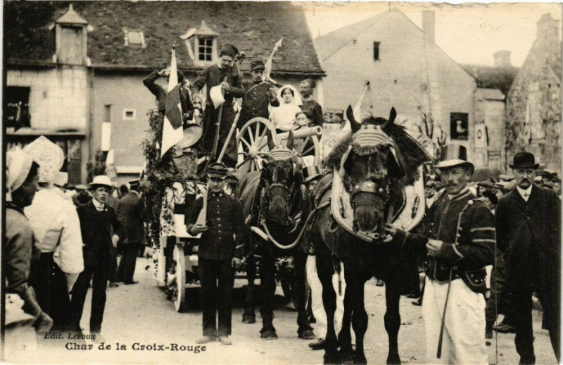 Carte postale ancienne Tours - Char de la Croix-Rouge à Tours