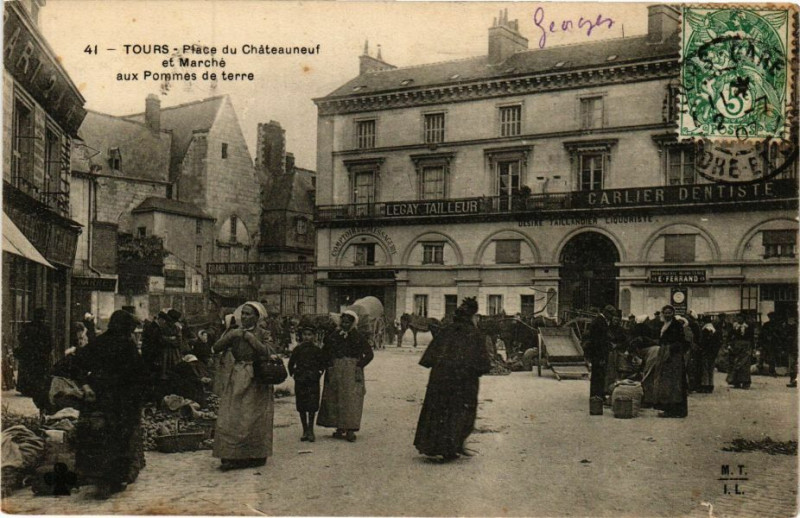 Carte postale ancienne Tours - Place du Chateauneuf et Marché aux Pommes de terre à Tours