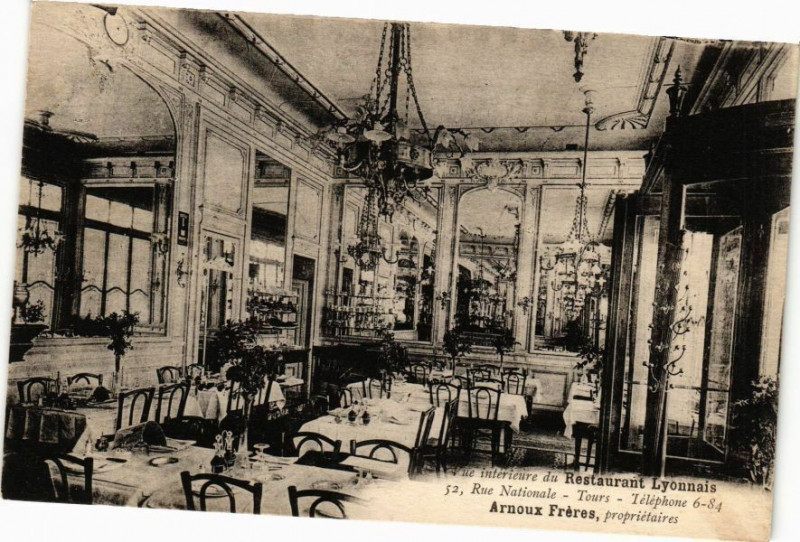 Carte postale ancienne Vue intérieure du Restaurant Lyonnais-Rue Nat.Tours-Arnoux Freres à Tours