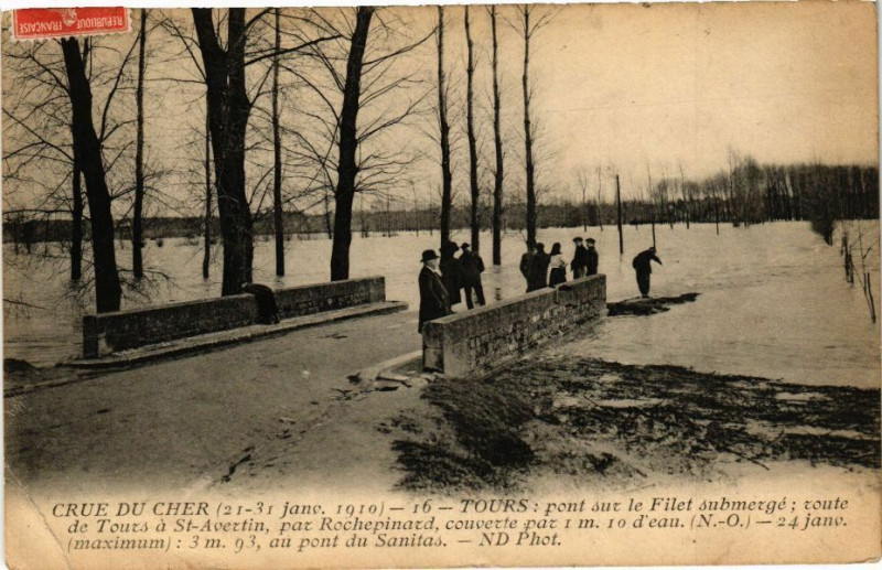 Carte postale ancienne Tours-Pont sur le Filet submergé route de Tours a St-Avertin à Tours