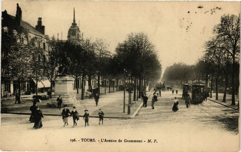 Carte postale ancienne Tours-L'Avenue de Grammont à Tours