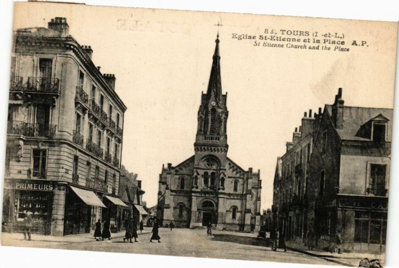 Carte postale ancienne Tours-Eglise St-Etienne et la Place à Tours