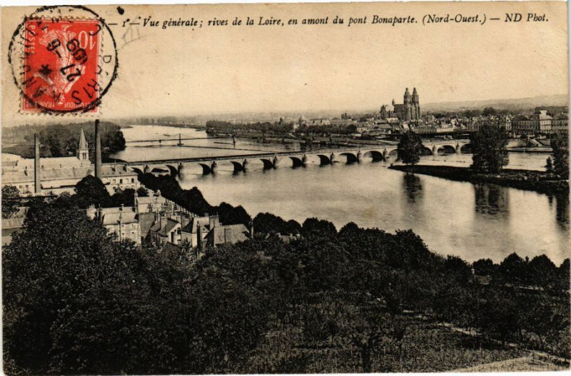 Carte postale ancienne Tours-Vue Générale rives de la Loire en amont du pont Bonaparte à Tours
