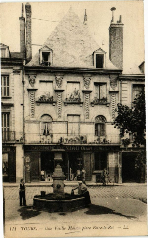 Carte postale ancienne Tours-Une Vieille Maison place Foire-le-Roi à Tours