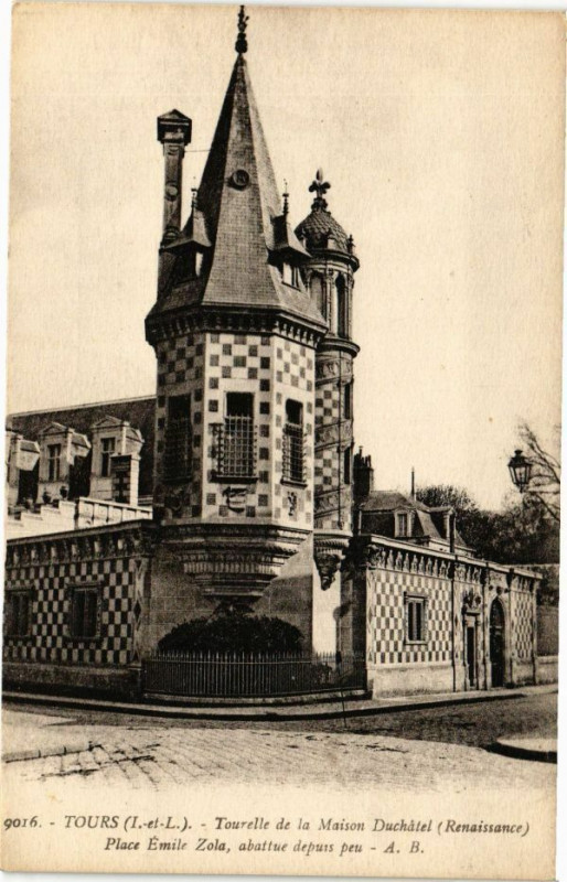 Carte postale ancienne Tours-Tourelle de la Maison Duchátel (Renaissance)-Place Emile Zola à Tours