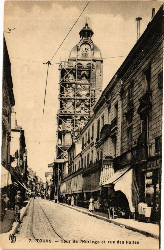 Carte postale ancienne Tours-Tour de l'Horloge et rue des Halles à Tours