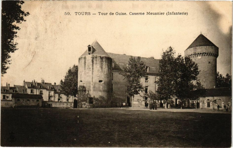 Carte postale ancienne Tours-Tour de Guise-Caserne Meusnier à Tours