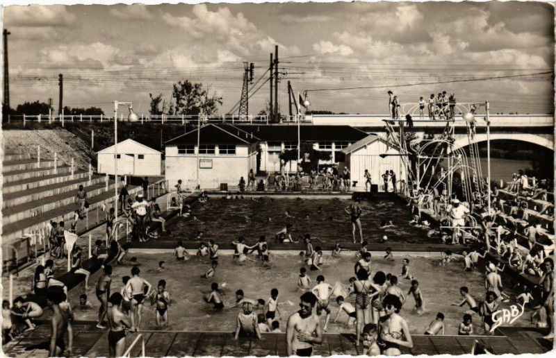 Carte postale ancienne Tours-Stade Nautique des Enfants de Neptune à Tours