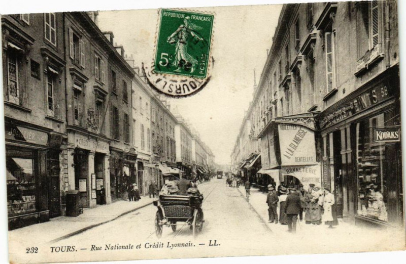 Carte postale ancienne Tours-Rue Nationale et Crédit Lyonnais à Tours