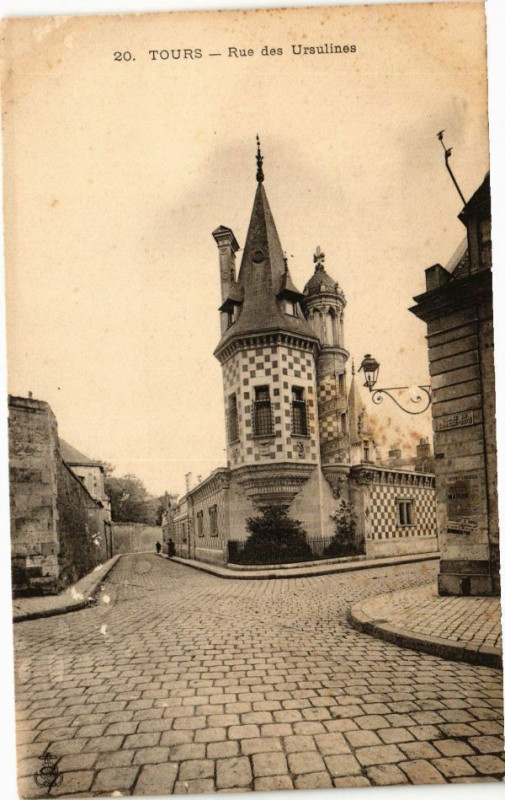Carte postale ancienne Tours-Rue des Ursulines à Tours