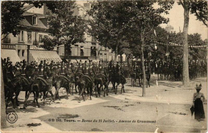 Carte postale ancienne Tours-Revue du 14 juillet-Avenue de Grammont à Tours