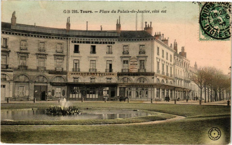 Carte postale ancienne Tours-Place du Palais de Justice cote est à Tours