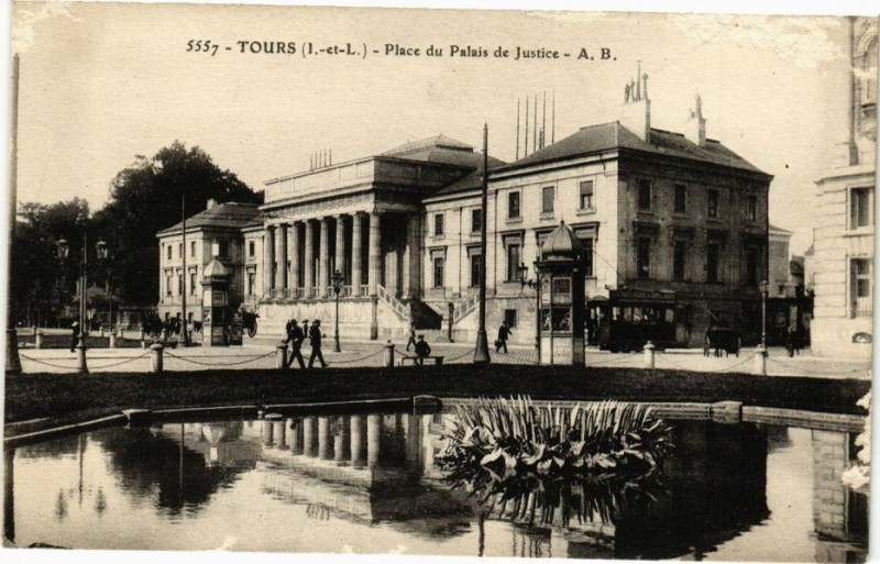 Carte postale ancienne Tours-Place du Palais de Justice à Tours