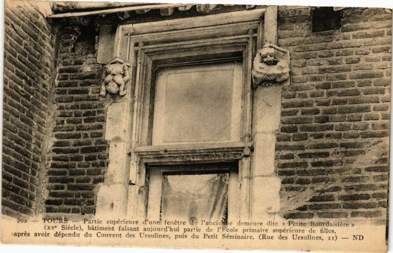 Carte postale ancienne Tours-Partie supérieure d'une fenétre de l'ancienne demeure dite à Tours