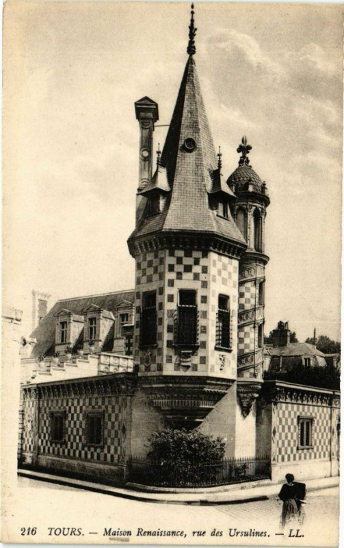 Carte postale ancienne Tours-Maison Renaissance rue des Ursulines à Tours