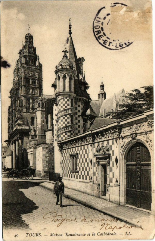 Carte postale ancienne Tours-Maison Renaissance et la Cathédrale à Tours