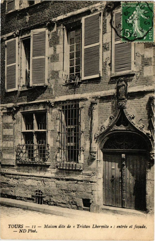Carte postale ancienne Tours-Maison dite de Tristan Lhermite-entrée et facade à Tours