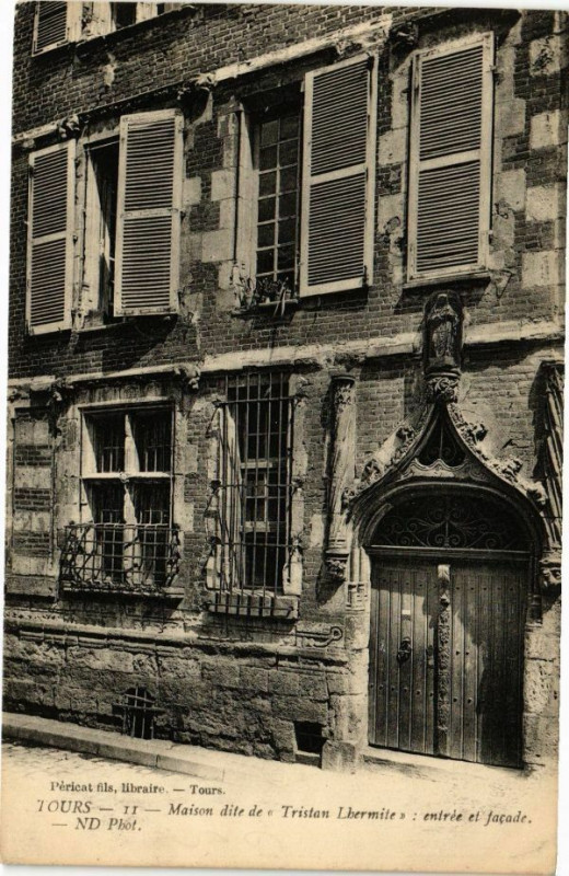 Carte postale ancienne Tours-Maison dite de Tristan L'Hermite entrée et facade à Tours