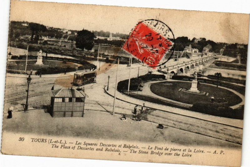 Carte postale ancienne Tours-Les Squares Descartes et Rabelais-Le Pont de pierre à Descartes