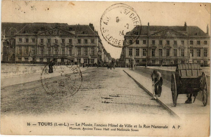 Carte postale ancienne Tours-Le Musée l'ancien Hotel de Ville et la Rue Nationale à Tours