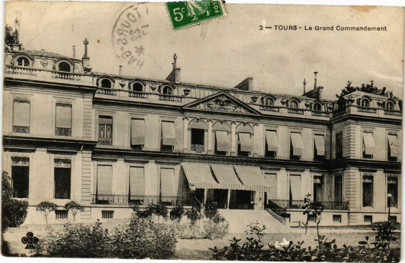 Carte postale ancienne Tours-Le Grand Commandement à Tours
