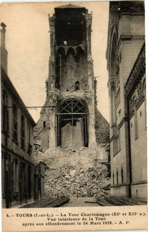 Carte postale ancienne Tours-La Tour de Charlemagne-Vue intérieure de la Tour à Tours
